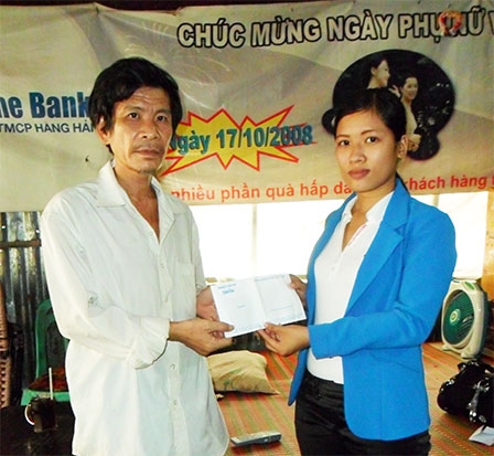 Trao tiền từ thiện