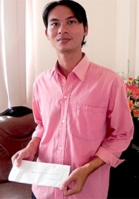 Trao tiền cho 

bệnh nhân nghèo