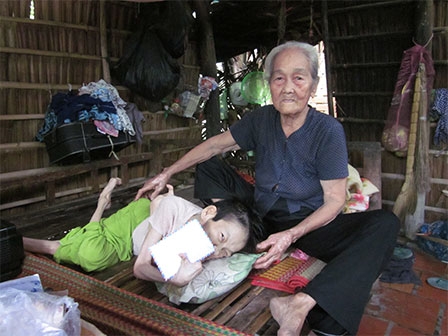 Trao tiền từ thiện