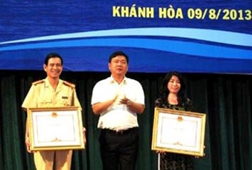 TẶNG BẰNG KHEN CHO BAN AN TOÀN GIAO THÔNG TP CẦN THƠ 
VÀ PHÒNG CẢNH SÁT GIAO THÔNG ĐƯỜNG BỘ - ĐƯỜNG SẮT