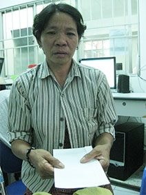 Trao tiền từ thiện