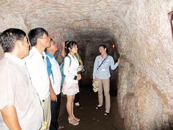 Thăm địa đạo Vịnh Mốc