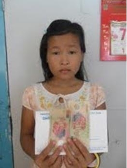 Trao tiền từ thiện