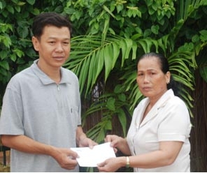 Trao tiền từ thiện