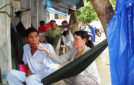 Bán vé số nuôi chồng chạy thận nhân tạo