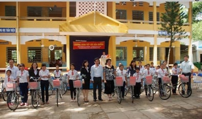 TRAO HỌC BỔNG, XE ĐẠP VÀ TẬP CHO 40 HỌC SINH NGHÈO, HIẾU HỌC Ở QUẬN THỐT NỐT VÀ BÌNH THUỶ