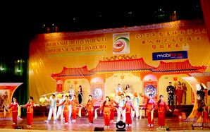 Hội diễn nghệ thuật quần chúng và trình diễn trang phục dân tộc Hoa