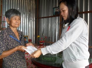 Trao tiền từ thiện