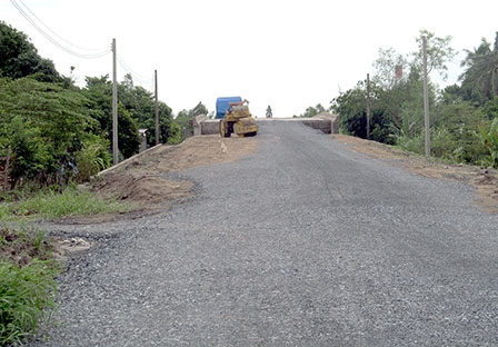 Không có đường dân sinh, người dân đi lại khó khăn