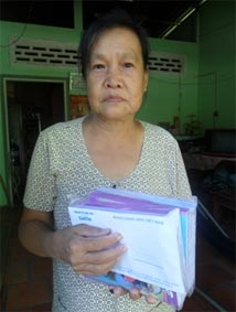 Trao tiền từ thiện