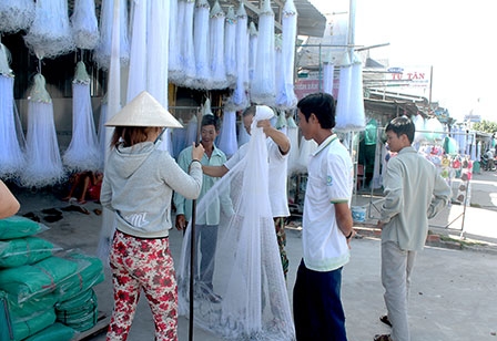 Nhộn nhịp sản xuất, kinh doanh mùa lũ