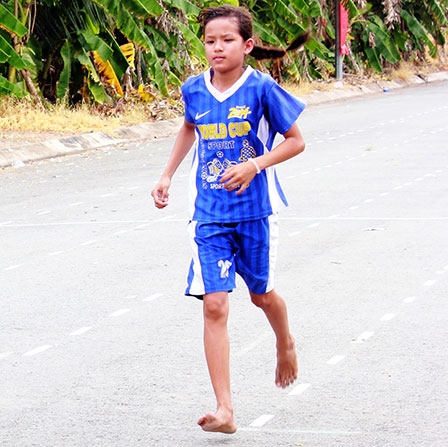 Cô bé trên đường chạy 3.000 mét