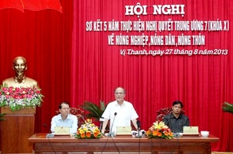 Chủ tịch Quốc hội Nguyễn Sinh Hùng làm việc tại Hậu Giang về vấn đề tam nông