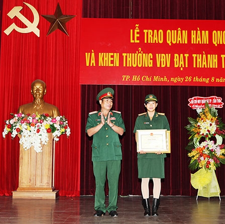 Trao quân hàm quân nhân chuyên nghiệp và khen thưởng vận động viên xuất sắc