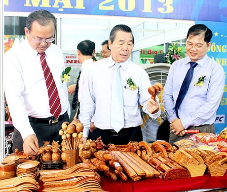 Khoảng 10.000 lượt khách tham quan mua sắm