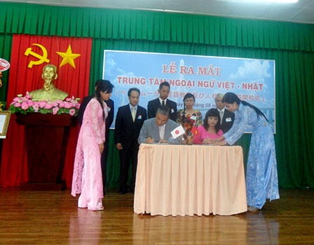 Ra mắt Trung tâm Ngoại ngữ Việt - Nhật