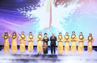 Tạo thuận lợi về cơ chế, chính sách, cơ sở hạ tầng
để doanh nghiệp phát triển sản xuất kinh doanh