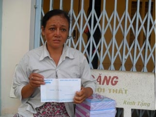 Trao tiền từ thiện