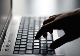 Thành viên Quốc hội Anh truy cập web đen