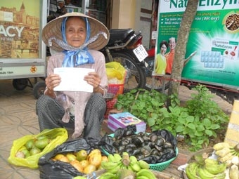 Trao tiền từ thiện