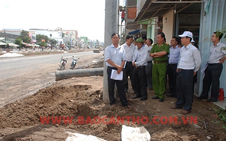 Mở khoảng giãn dải phân cách và đường dẫn bến khách

ngang sông Hậu trên đường Nguyễn Văn Cừ