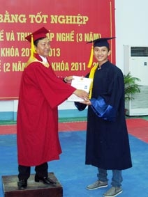 Trường Cao đẳng Nghề Cần Thơ trao bằng tốt nghiệp
cho 340 học sinh, sinh viên