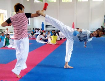 Hoàng Nhi Tuổi 17 “bẻ gãy sừng trâu”