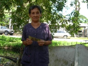 Trao tiền từ thiện