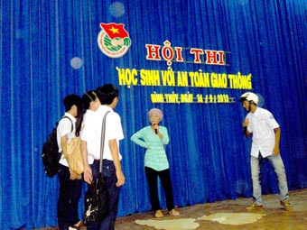 Giúp học sinh nâng cao ý thức đảm bảo trật tự an toàn giao thông