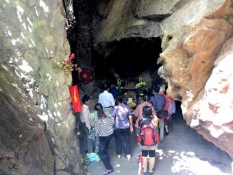 Hang Tám Cô - nơi sáng mãi tuổi hai mươi