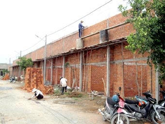 VĨNH LONG: Nhà đất giá thấp vẫn bán chạy