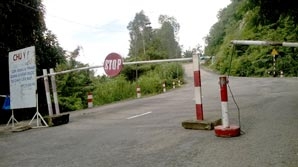 Đường lên núi Cấm phải đóng cửa do nguy cơ sạt, trượt đá