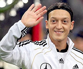 Mesut Ozil tỏa sáng