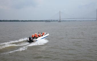 Nỗ lực vì bình yên sông nước