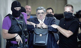 Hy Lạp bắt giữ thủ lĩnh 
đảng cực hữu và 18 thuộc cấp