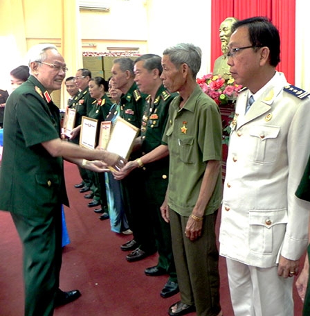 Gương mẫu đi đầu trong các phong trào thi đua yêu nước
