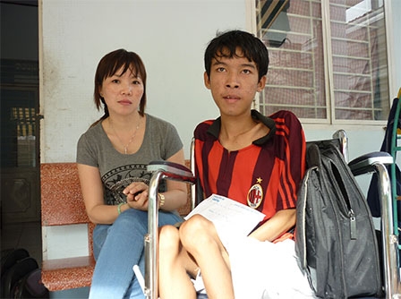 Trao tiền từ thiện