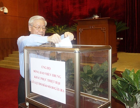 Cả nước quyên góp ủng hộ đồng bào miền Trung khắc phục thiệt hại do bão lũ