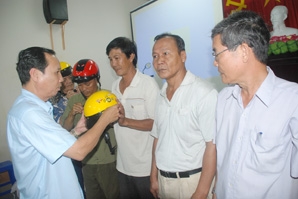 GIÁO DỤC VÀ XỬ LÝ NGHIÊM VI PHẠM TRẬT TỰ AN TOÀN GIAO THÔNG ĐƯỜNG BỘ VÀ ĐƯỜNG THỦY