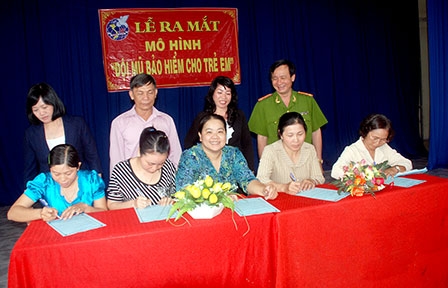 Ra mắt mô hình “Gia đình cán bộ, hội viên phụ nữ cam kết đội mũ bảo hiểm cho trẻ em khi tham gia giao thông-vì sự an toàn của trẻ”