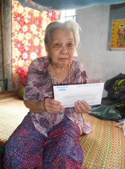 Trao tiền từ thiện