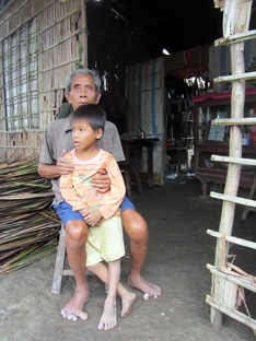 Hai ông cháu cần được giúp đỡ