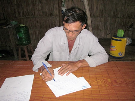 Trao tiền từ thiện