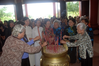 Đoàn phụ nữ TP Cần Thơ về nguồn tại Bến Tre