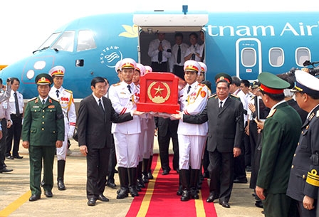 Hàng vạn người dân trong cả nước tiễn đưa Đại tướng Võ Nguyên Giáp về với đất mẹ Quảng Bình