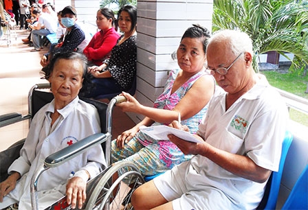 Trao tiền từ thiện