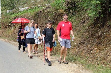 Đi bộ lên bản Lao Chải