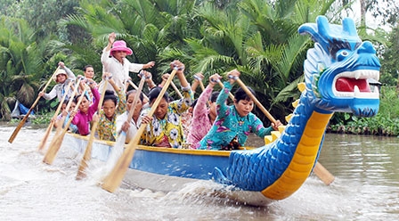 Những “bông hồng” 
trên đường đua sông nước