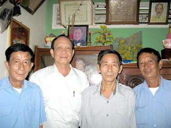 Mái ấm ven sông...