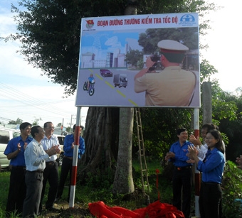 Tuổi trẻ quận Cái Răng tích cực tham gia đảm bảo an toàn giao thông